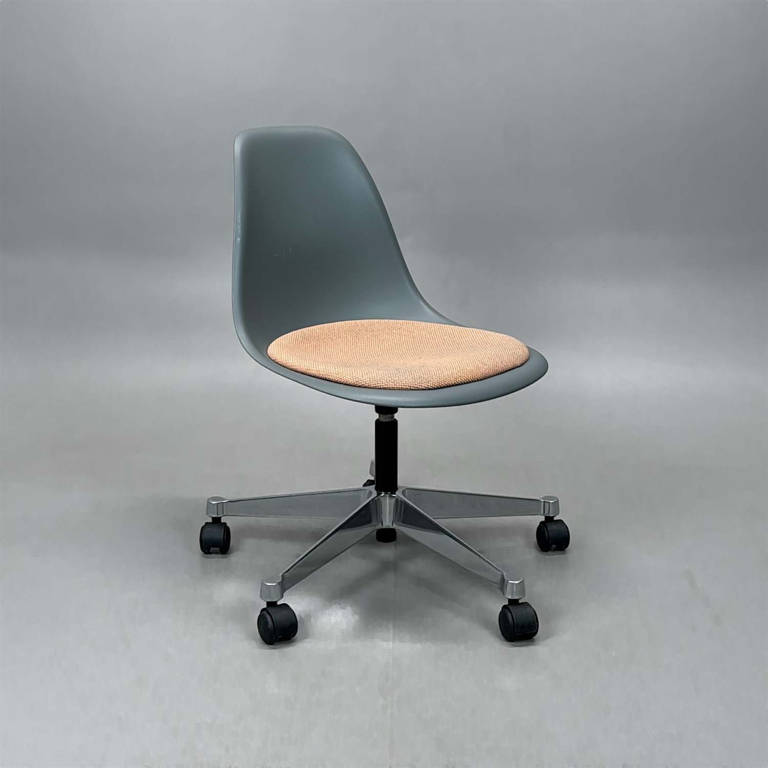 Konferensstol Eames Plastic Side Chair PSCC | Grå/rosa