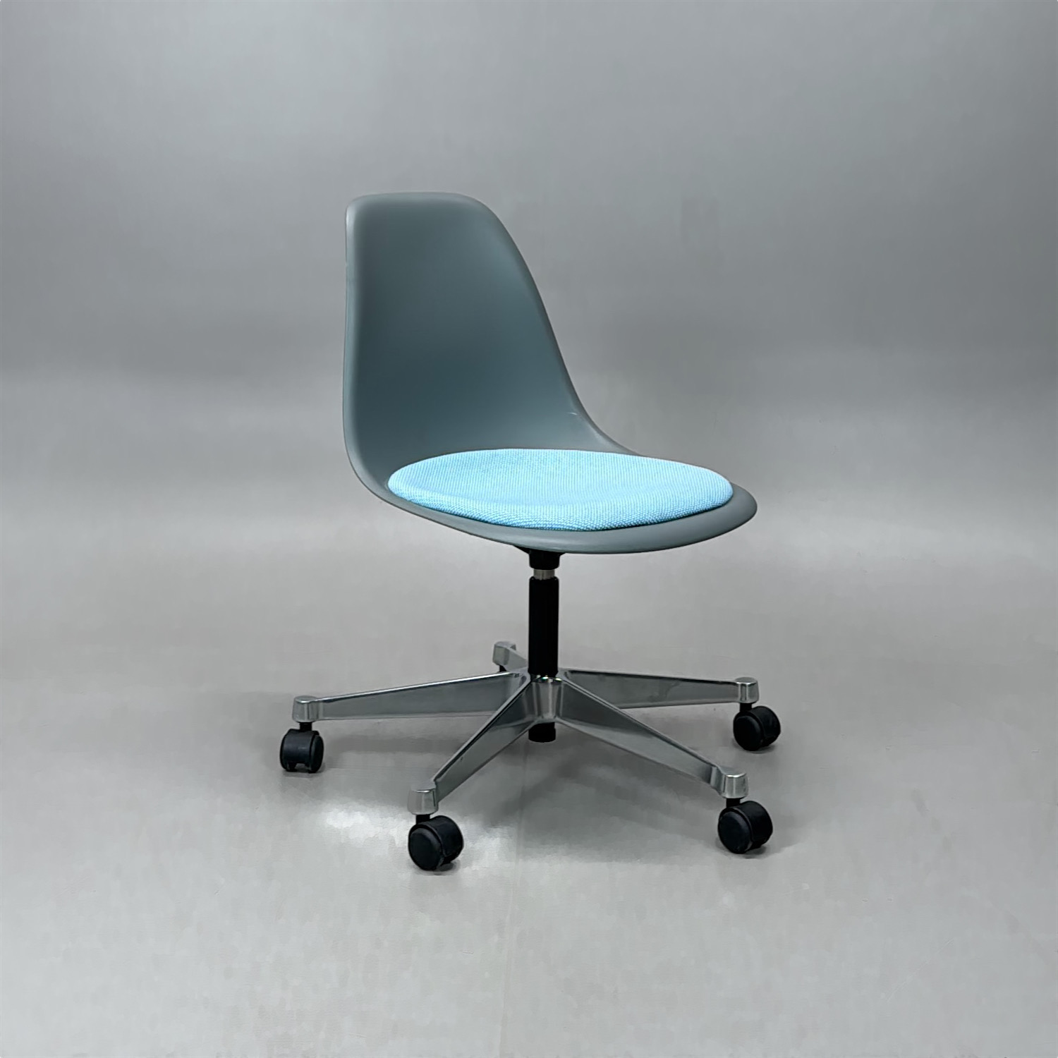 Konferensstol Eames Plastic Side Chair PSCC | Grå/ljusblå