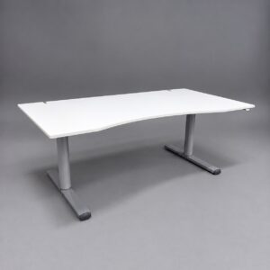 Höj- och sänkbart skrivbord 1600x900mm m. maguttag och slits | Vit/silver