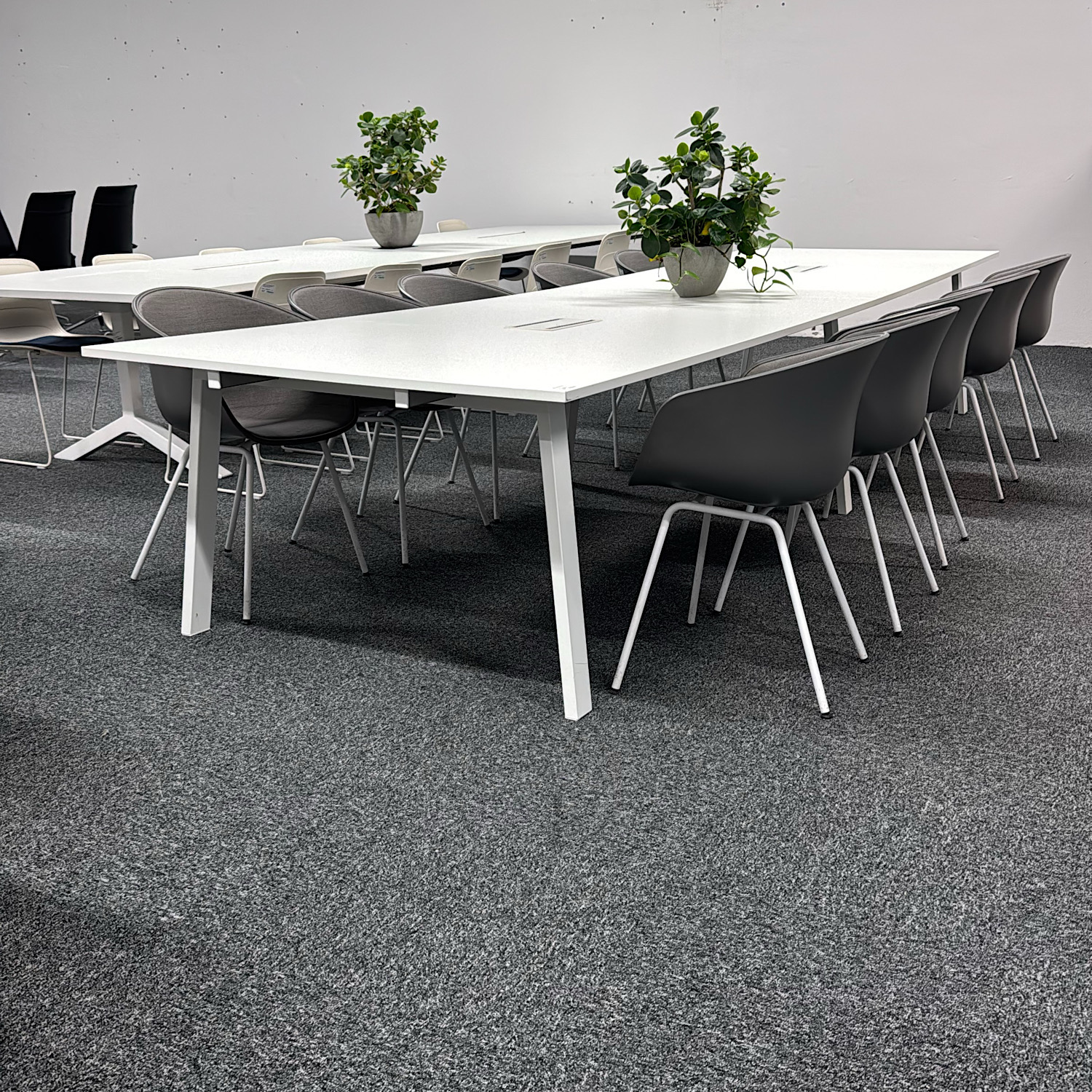 Galleribild #1 för Konferensbord Snitsa V-ben 4400x1200mm | Vit