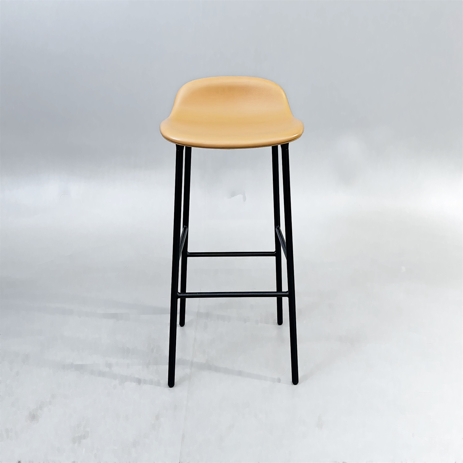 Galleribild #1 för Barstol Form Full Upholstery | Ljusbrun/Svart – Skinn