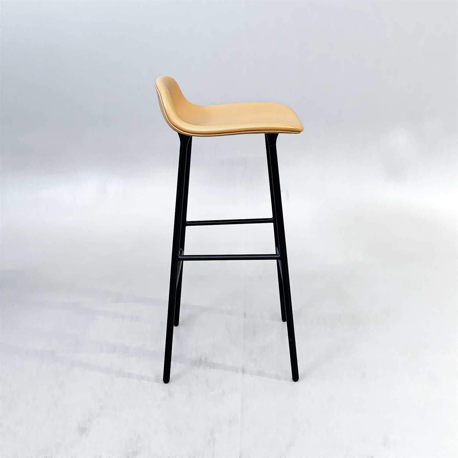Galleribild #2 för Barstol Form Full Upholstery | Ljusbrun/Svart – Skinn