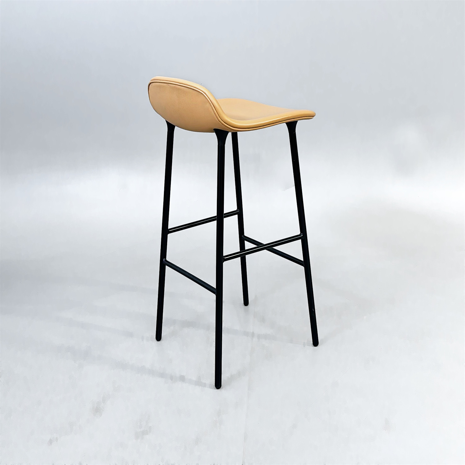 Galleribild #3 för Barstol Form Full Upholstery | Ljusbrun/Svart – Skinn