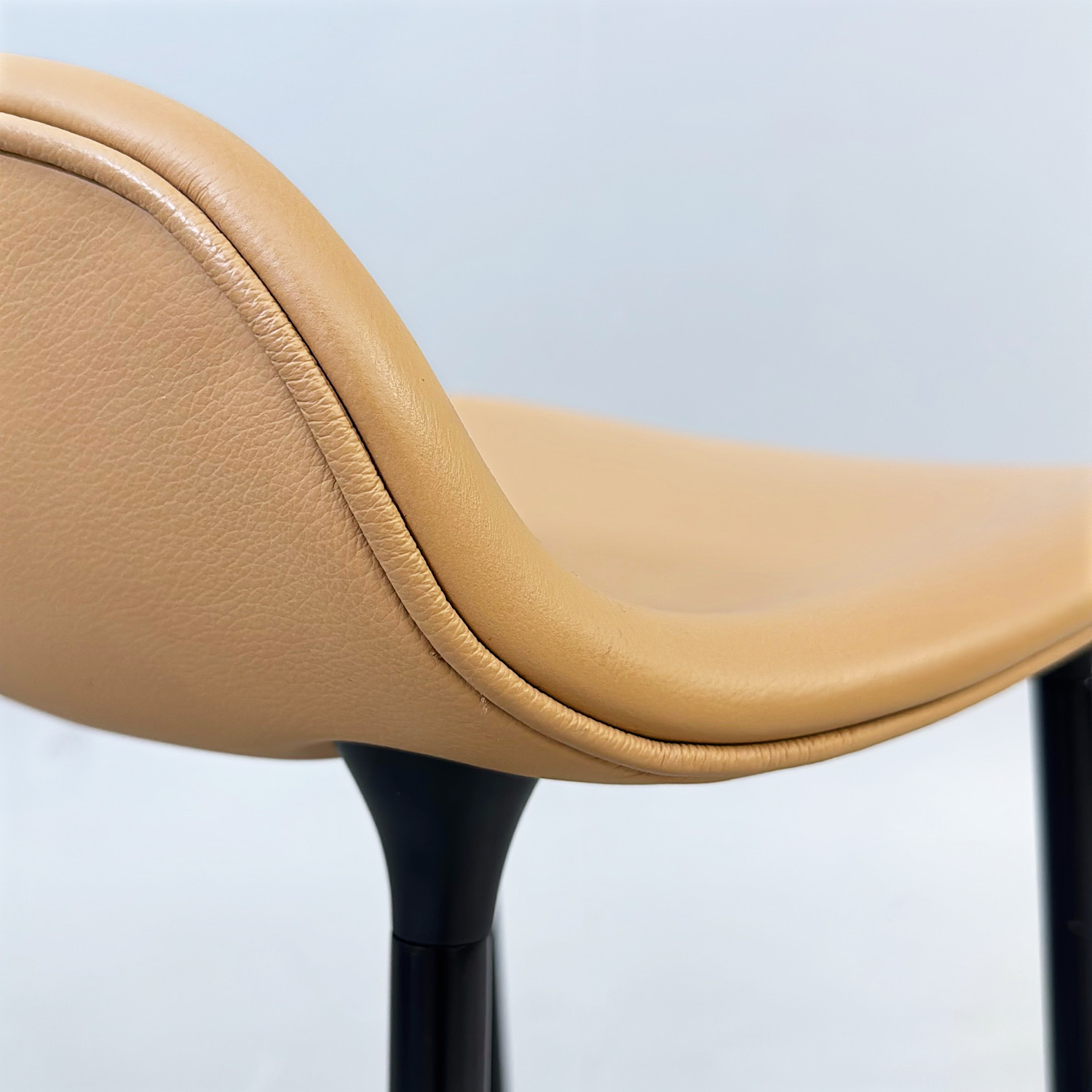 Galleribild #5 för Barstol Form Full Upholstery | Ljusbrun/Svart – Skinn