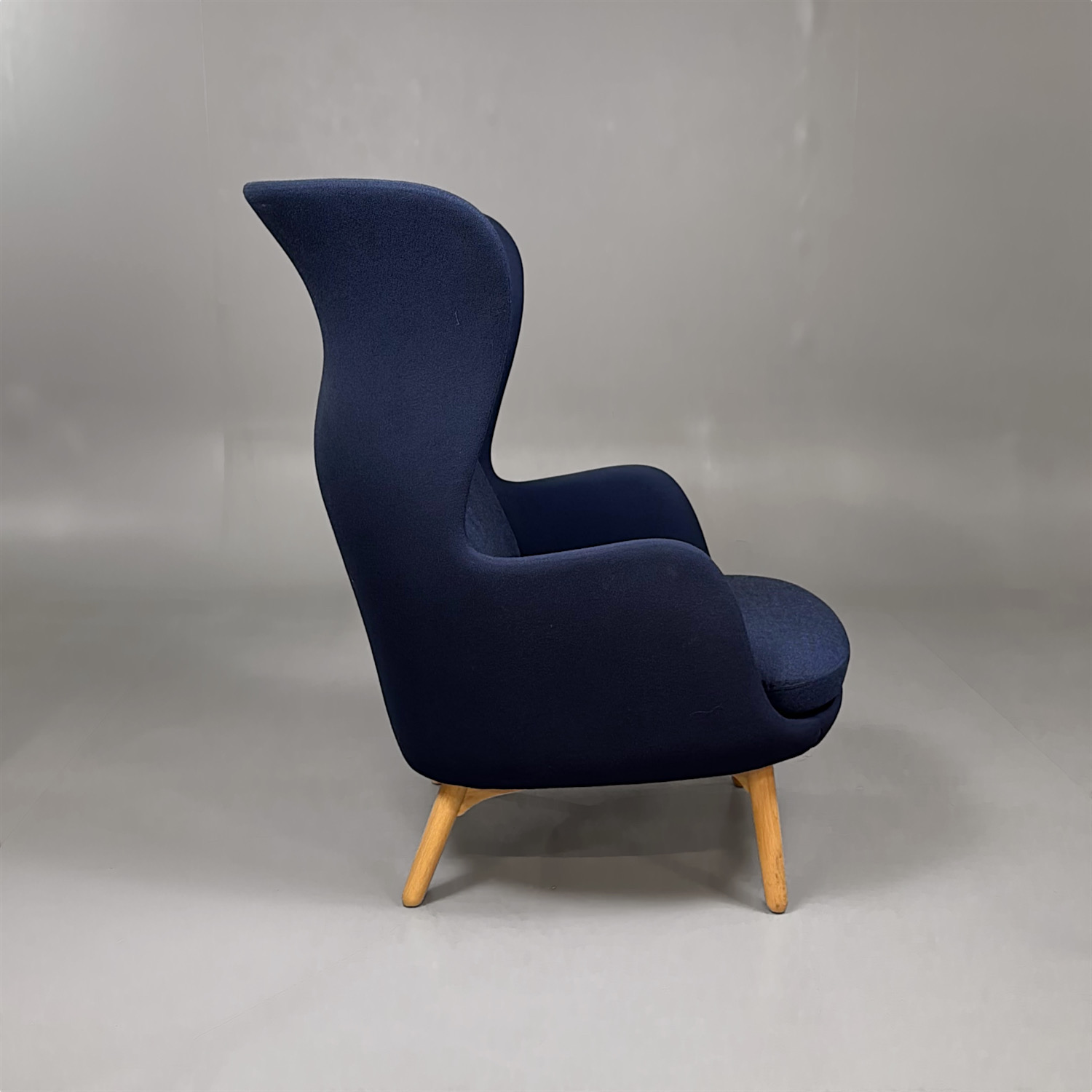 Galleribild #2 för Fåtölj Ro JH2 | Mörkblå/Ek