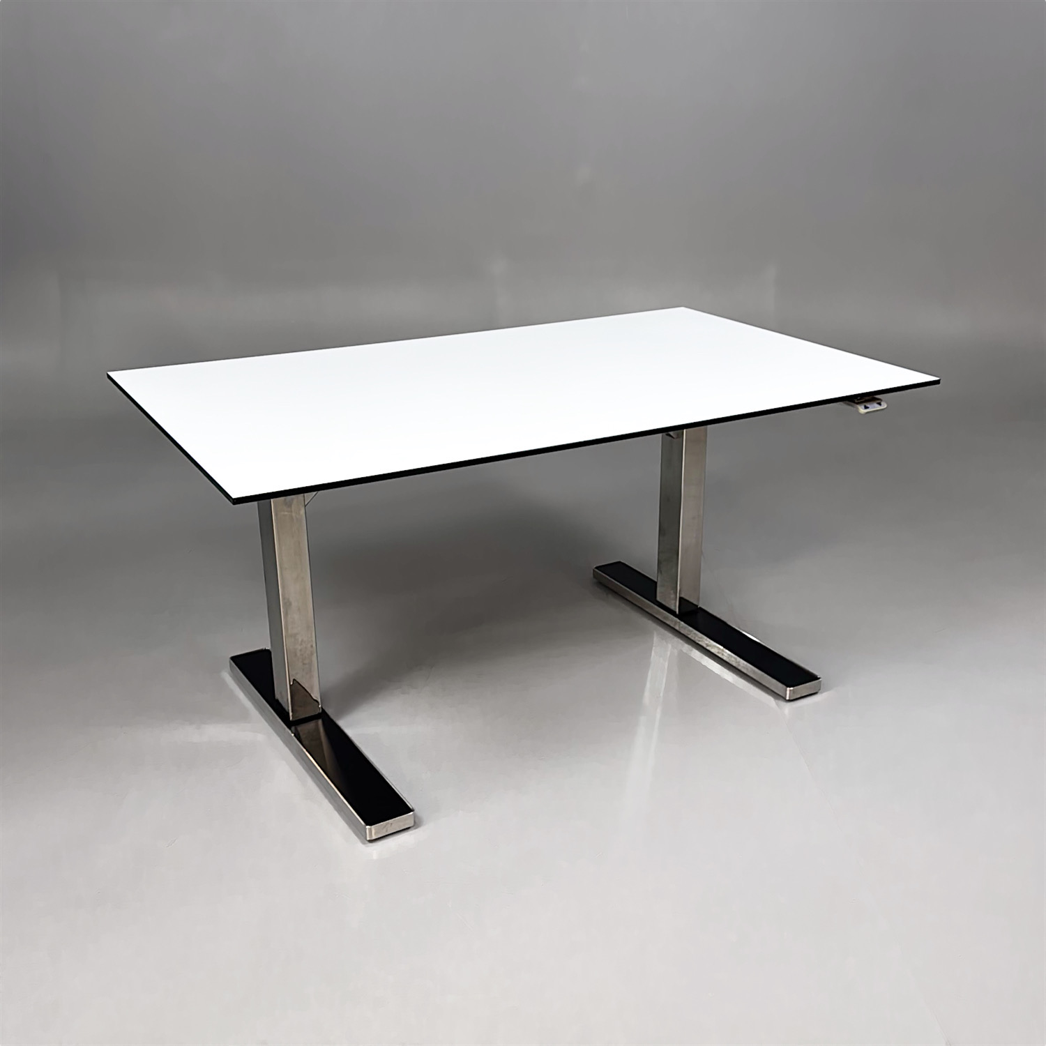 Huvudbild för Höj- och Sänkbart Skrivbord Henry 1300x800mm | Vit/Svart/Krom