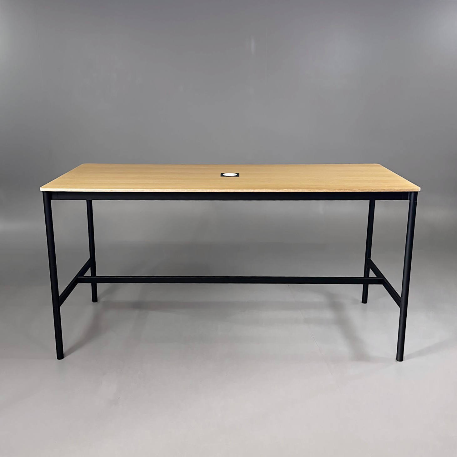 Galleribild #1 för Projektbord Base High Table 1900x850mm | Plywood/Svart – med powerdot