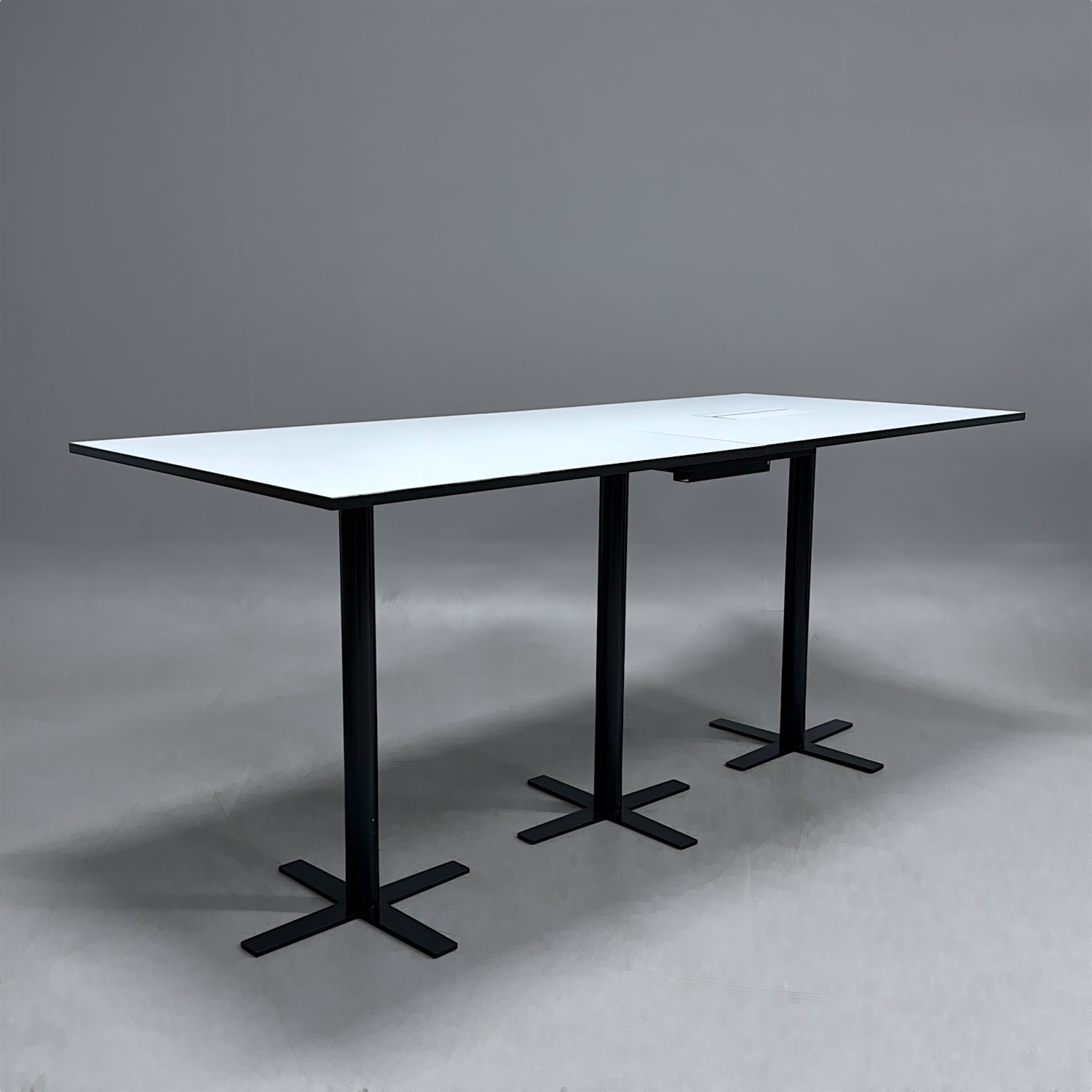 Barbord 2400mm med kabellucka | Vit/svart
