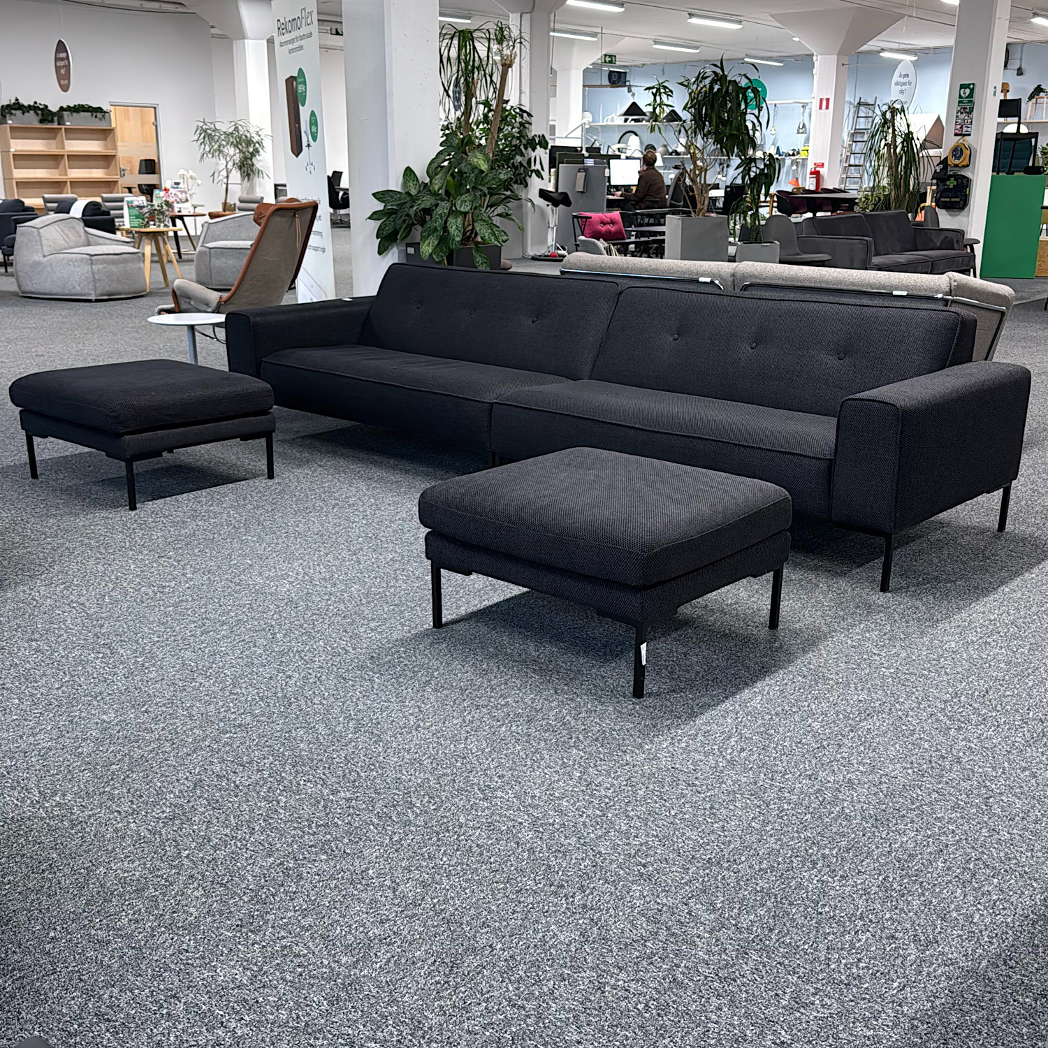 Soffa Ville 3200mm med två sittpuffar | Svart
