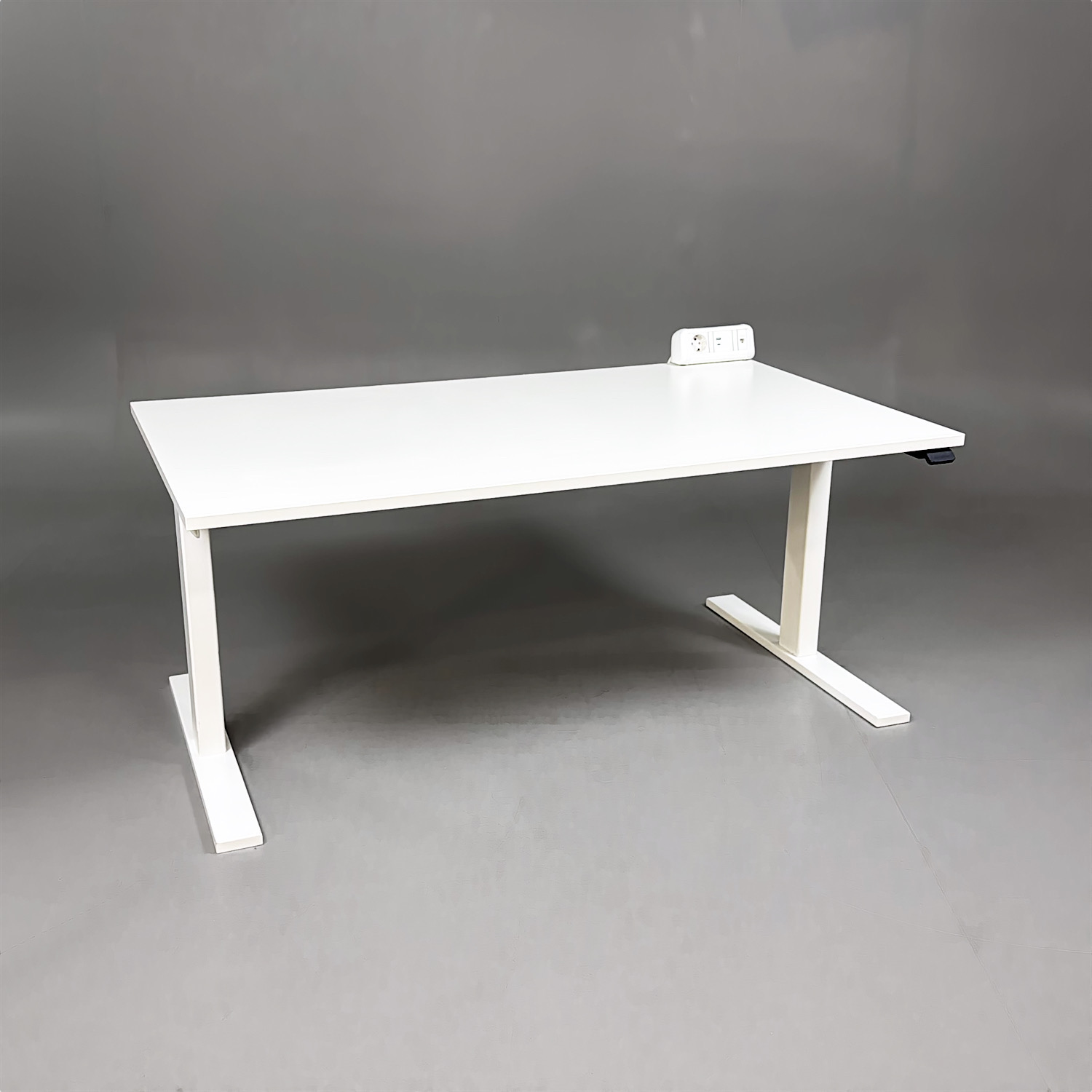 Höj- och sänkbart skrivbord B8 1400x800mm | Vit - med kabelränna och el/usb